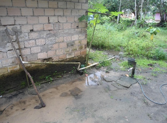 Foto da equipe Analitch coletando amostras de água na comunidade Segredinho - ponto de coleta 1