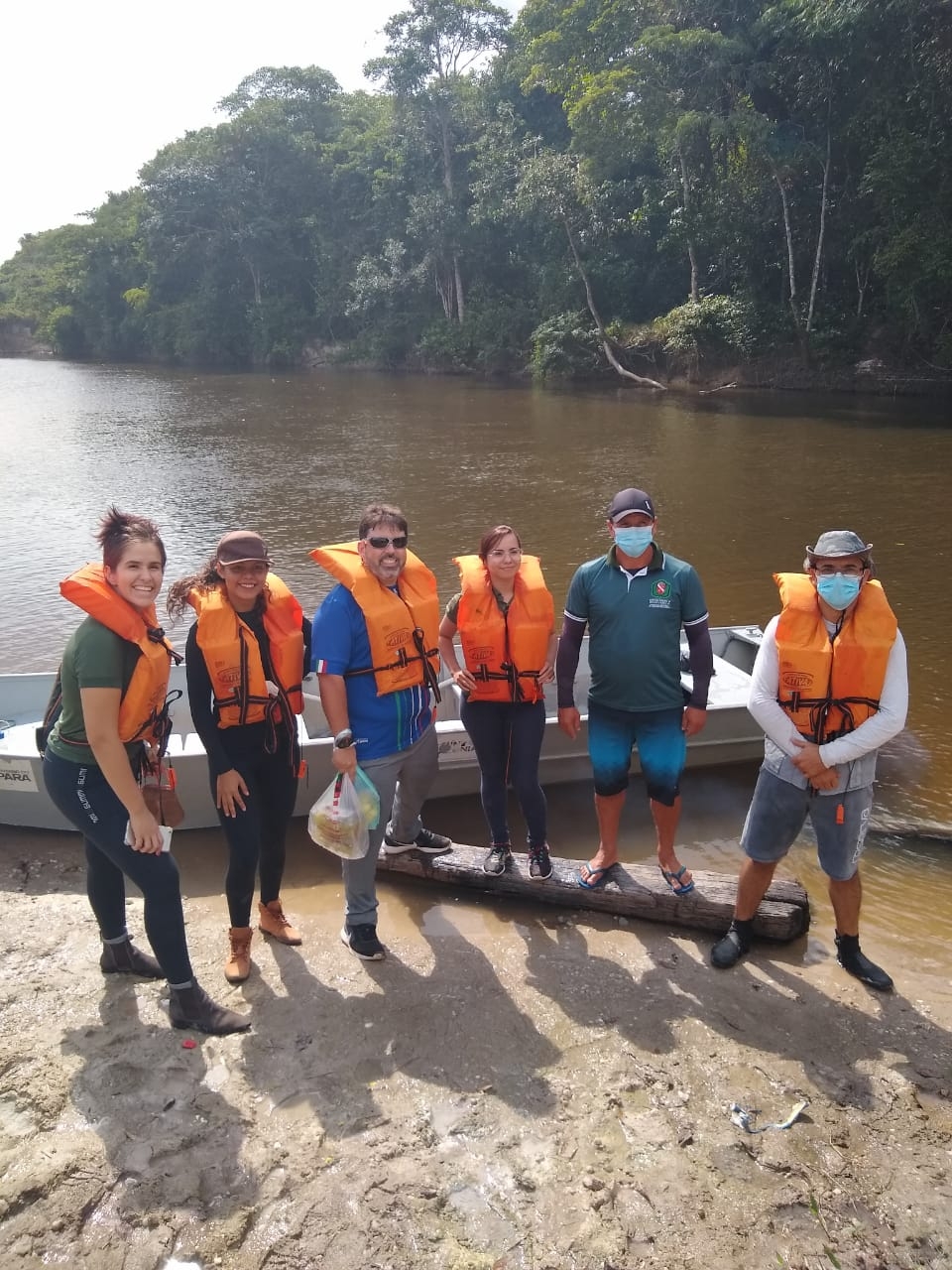 Foto da equipe Analitch realizando medições em campo no Rio Caeté - equipamento